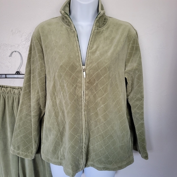 Dressbarn Women's Medium Light Green Velour Track Suit Two Piece Outfit Set Pant - Picture 2 of 8